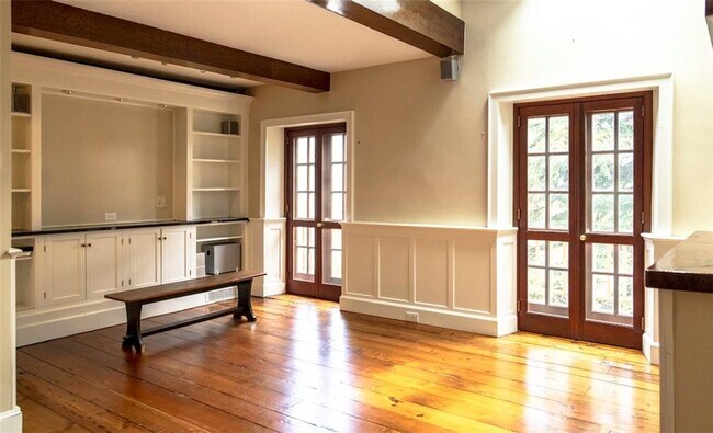 Building Photo - 113 Coggeshall Ave