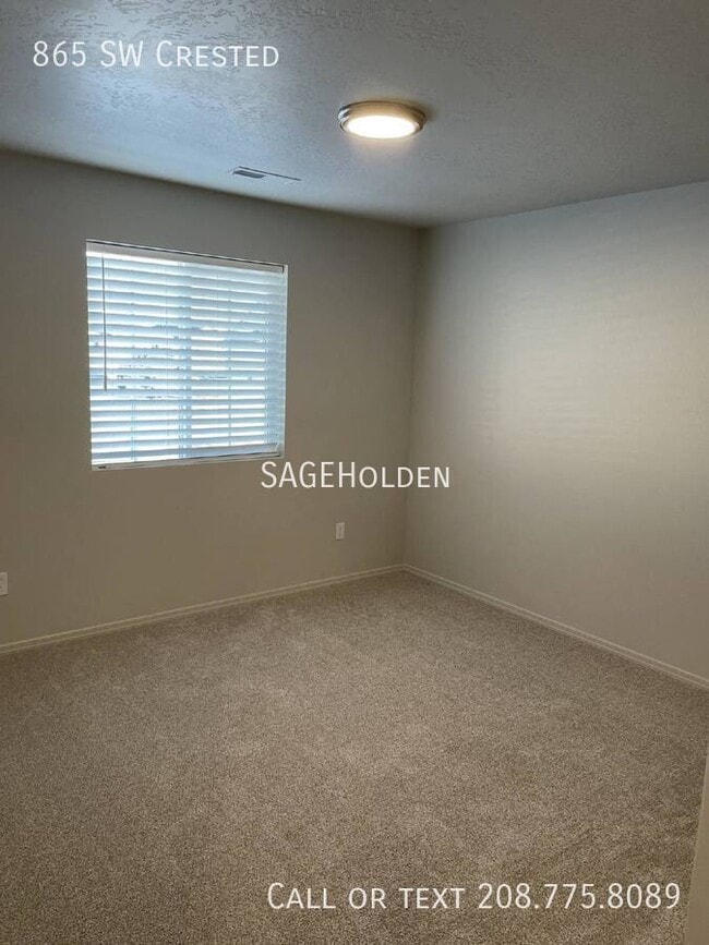 Building Photo - 865 SW Crested-