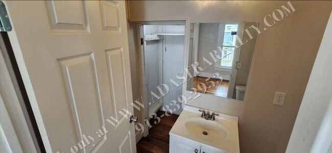 Building Photo - Large 2-story 4 Bed 1.5 Bath Home in Leave...