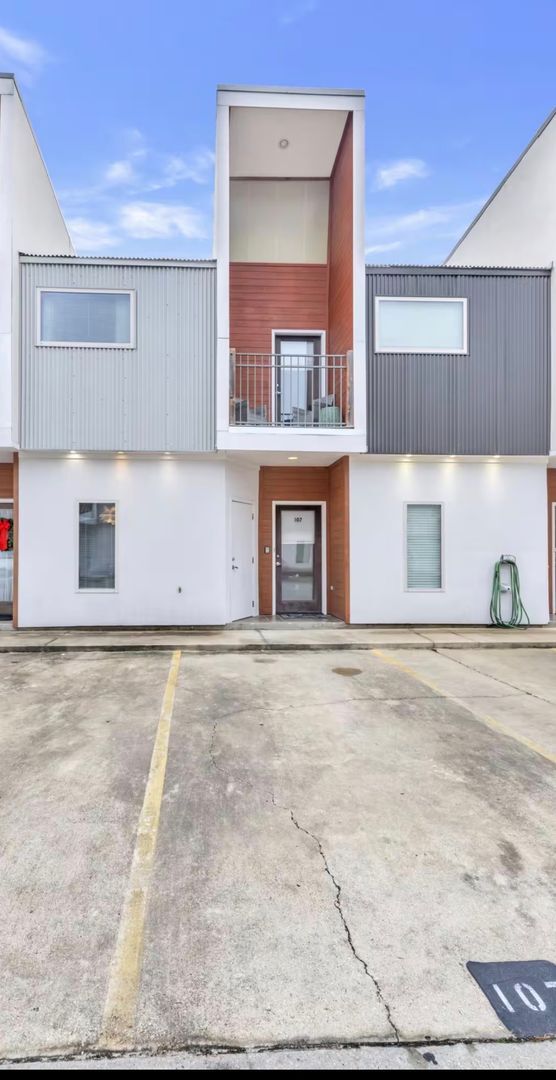 Building Photo - 113 Bayou St
