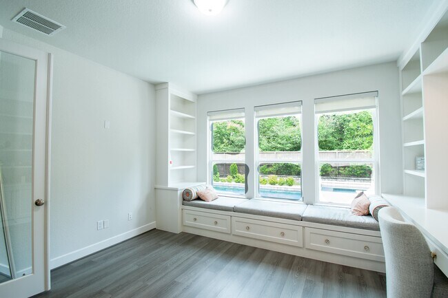 Building Photo - 16 Mariposa Wds Dr