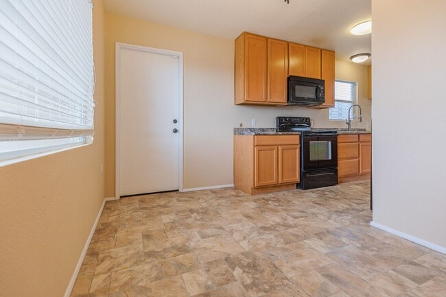 Building Photo - Bright & Inviting 3 Bed 1 Bath Home - Featuring Large Backyard!