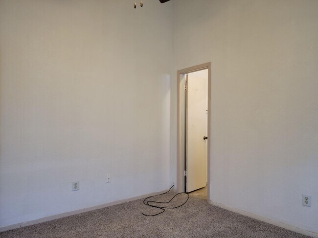 Building Photo - Great Home in Moore Schools & Close & Conv...