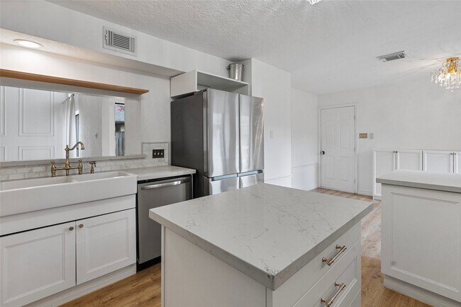Building Photo - 8033 Oakwood Forest Dr