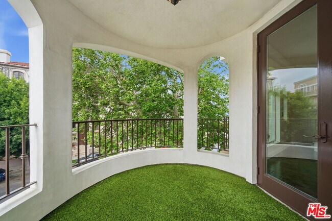 Building Photo - 320 S Swall Dr