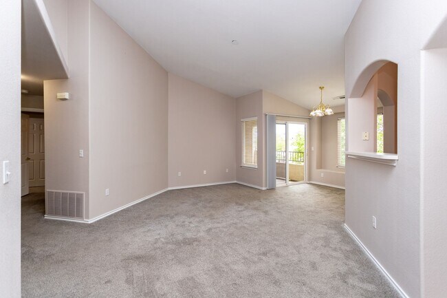 Building Photo - Delightful Condo in gated community!!