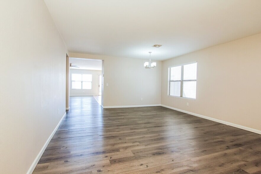 Building Photo - 11621 W Bloomfield Rd