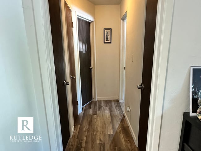 Building Photo - Charming 2 Bed/1 Bath Duplex with Garage –...