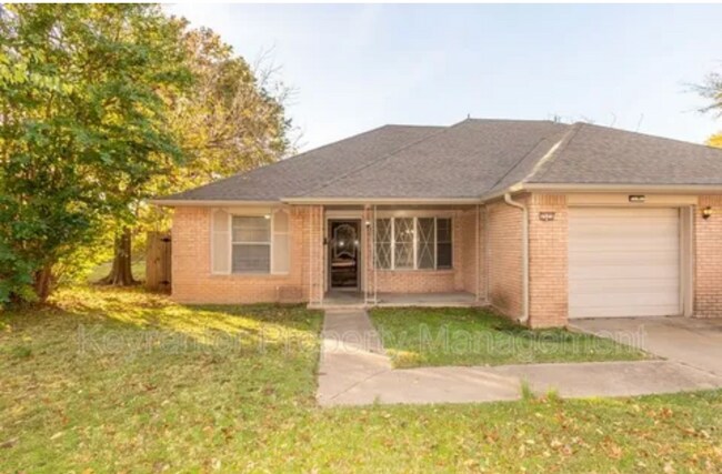 Building Photo - 2525 E Skelly Dr