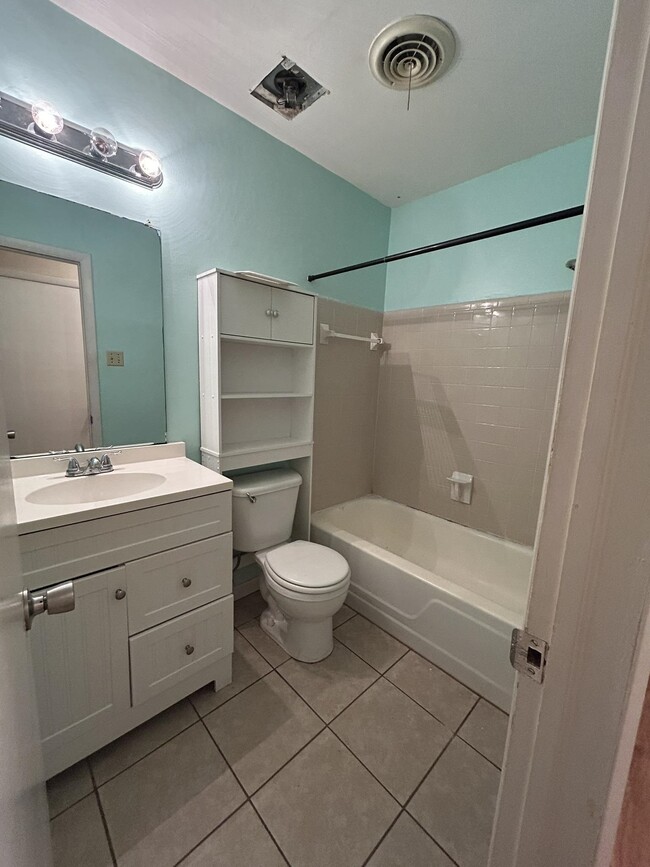 Building Photo - 811 Bahama Dr