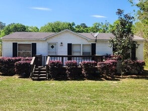 Building Photo - Updated 3 bed 2 bath