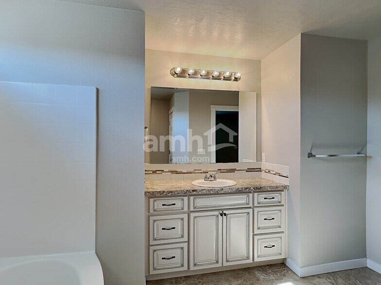 Building Photo - 10647 Avalon St