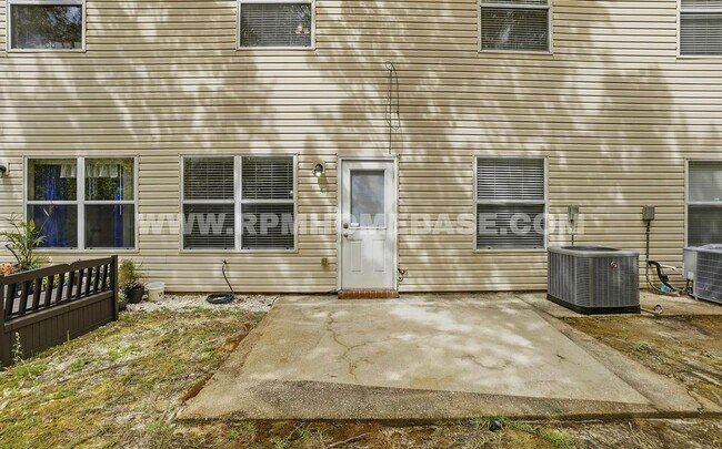 Building Photo - Contemporary 3 Bed 3 Bath Townhome Just 4 Miles from Navarre Beach