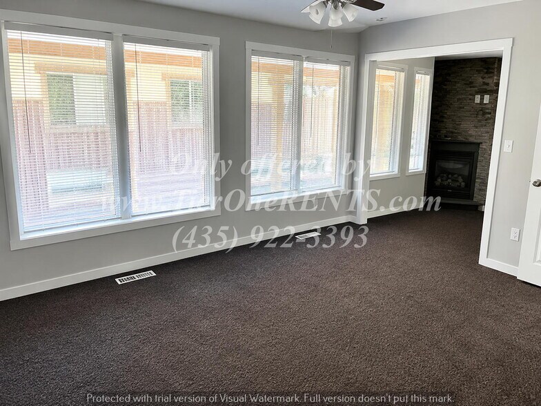 Building Photo - NO DEPOSIT option available for qualified renters!