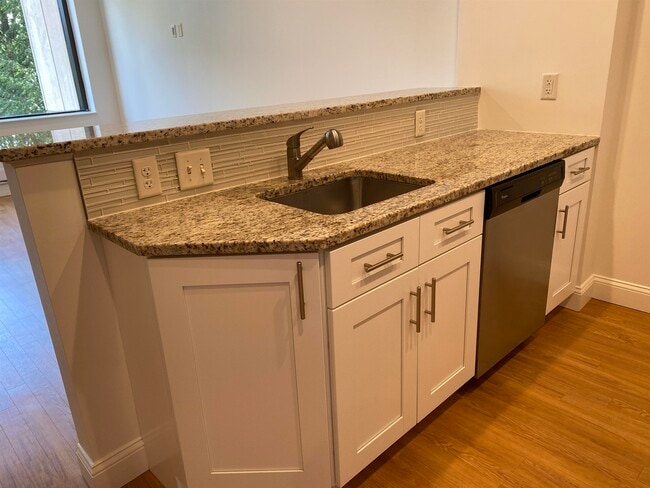 Building Photo - 875 Elm St