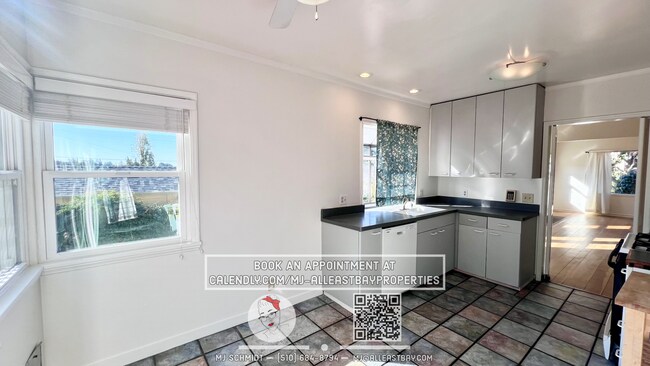 Building Photo - Spacious 2 bedroom Home w/ Backyard, Garage, and pet friendly!