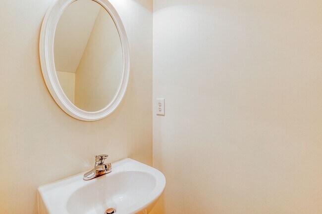 Building Photo - Beautiful 2-Story 3 bedroom and 2.5 townhouse in High Point, off Skeet Club Rd and Eastchester