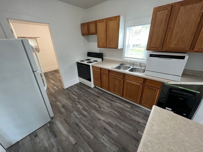 Building Photo - 2 bedroom house with fenced in back yard i...