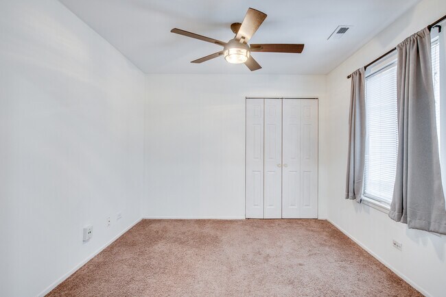 Building Photo - 340 Springlake Ln