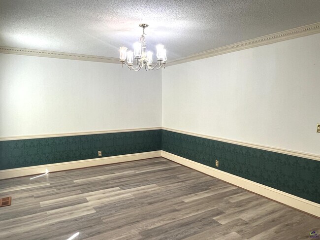 Building Photo - 136 River Knoll