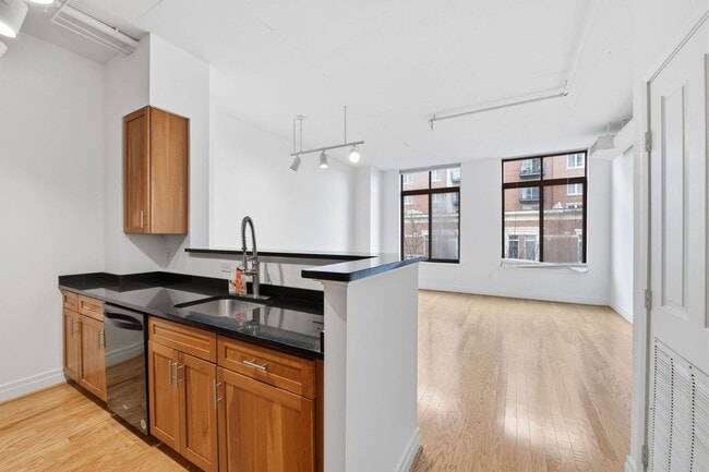 Building Photo - Experience refined urban living in this rarely available one bedroom residence in the coveted Sta...