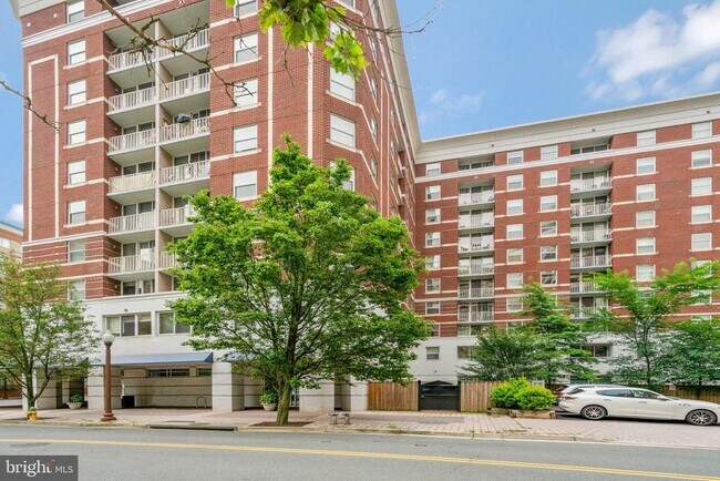 Building Photo - 880 N Pollard St