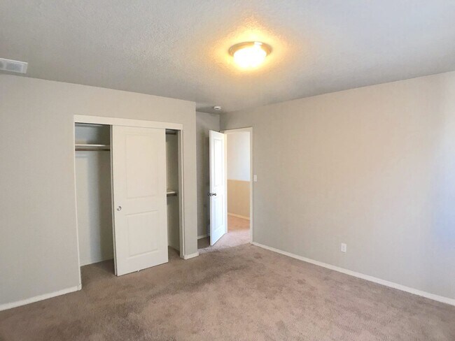 Building Photo - Beautiful 3-Bedroom Home in Tierra Oeste –...