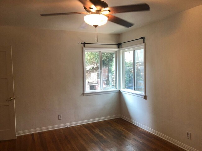 Building Photo - 2721 E Chevy Chase Dr