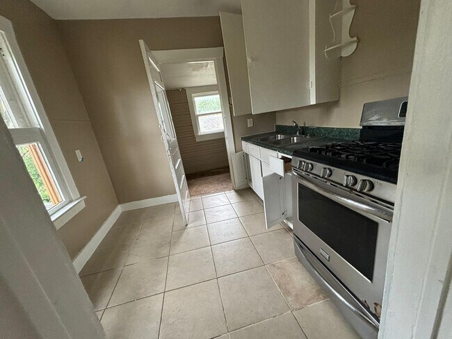 Building Photo - We accept section 8