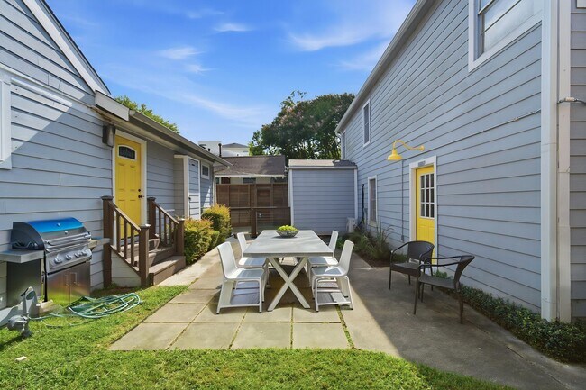 Building Photo - 1523 1/2 Bonnie Brae St