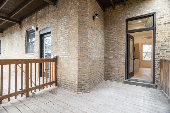 Building Photo - 2256 N Sawyer Ave