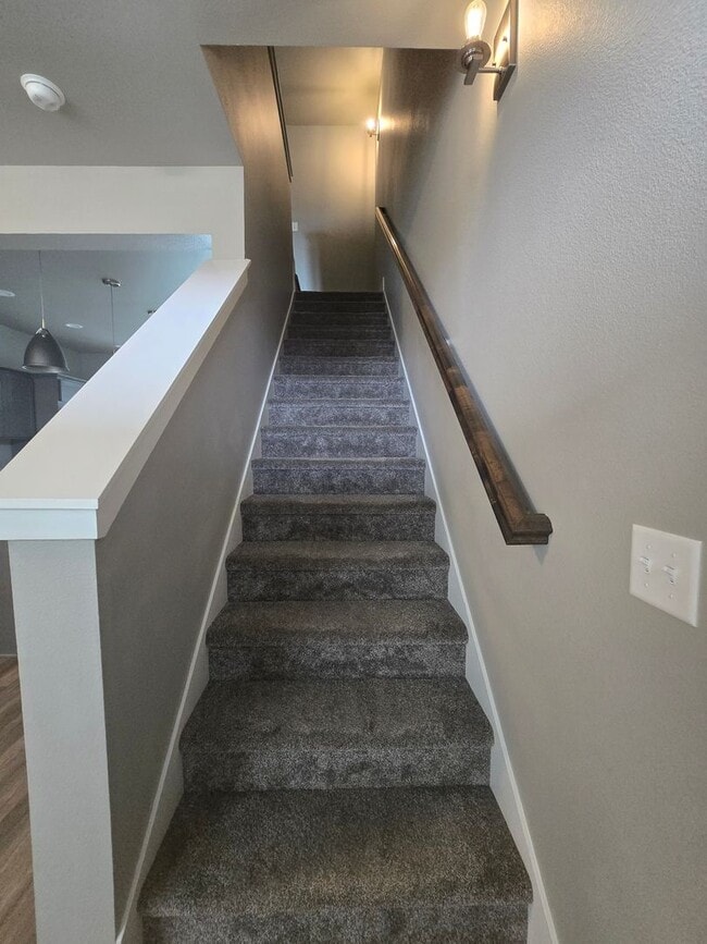 Building Photo - 2 bedroom 2.5 Bathroom Townhome