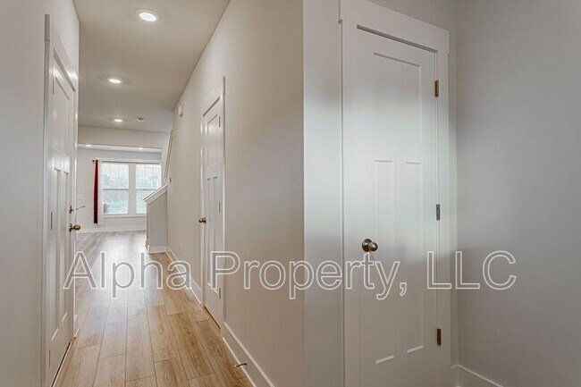 Building Photo - 30 Mardale Ln