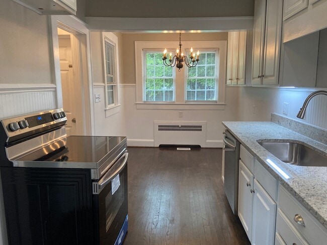 Building Photo - 2 Bedroom, 1 Bathroom House in Burlington!