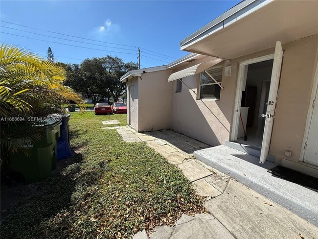 Building Photo - 1049 SW 3rd St