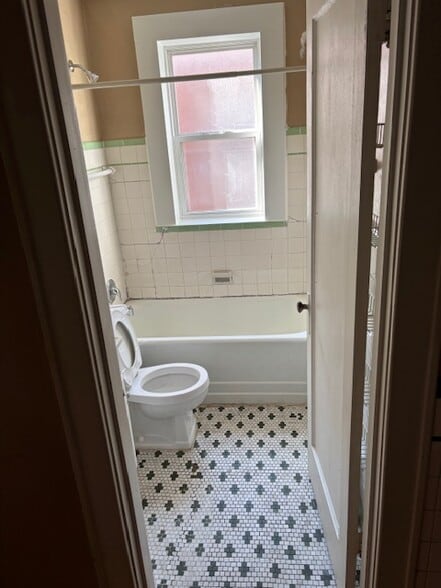 Building Photo - 5614 Chippewa St