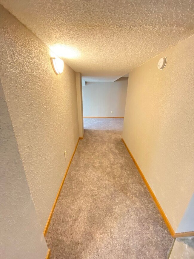 Building Photo - Now leasing for May 2026! Four Bed/One Bath