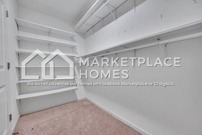 Building Photo - 1027 Park View Dr