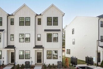 Building Photo - Three Bedroom End Unit Townhome!