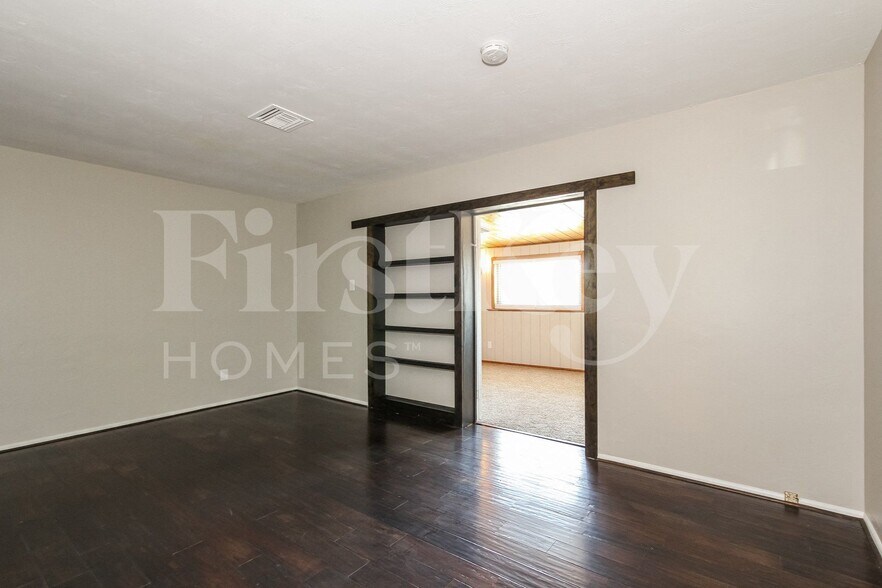 Building Photo - 2311 W Maryland Ave