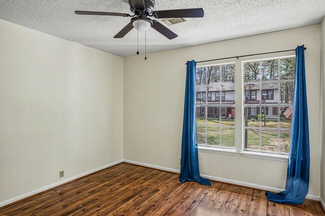 Building Photo - Two-Level Townhome in DeSoto Courts
