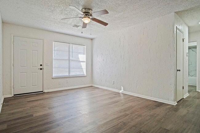 Building Photo - 513 Manor Dr