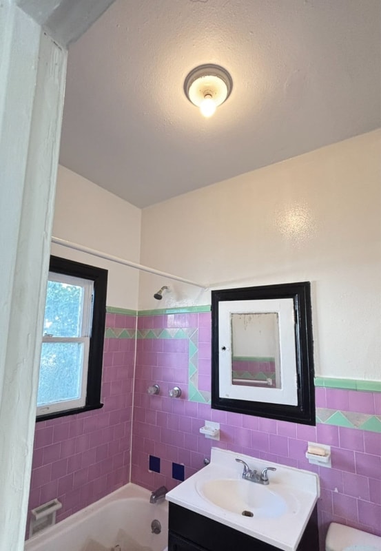 Building Photo - 2025 Cheremoya Ave