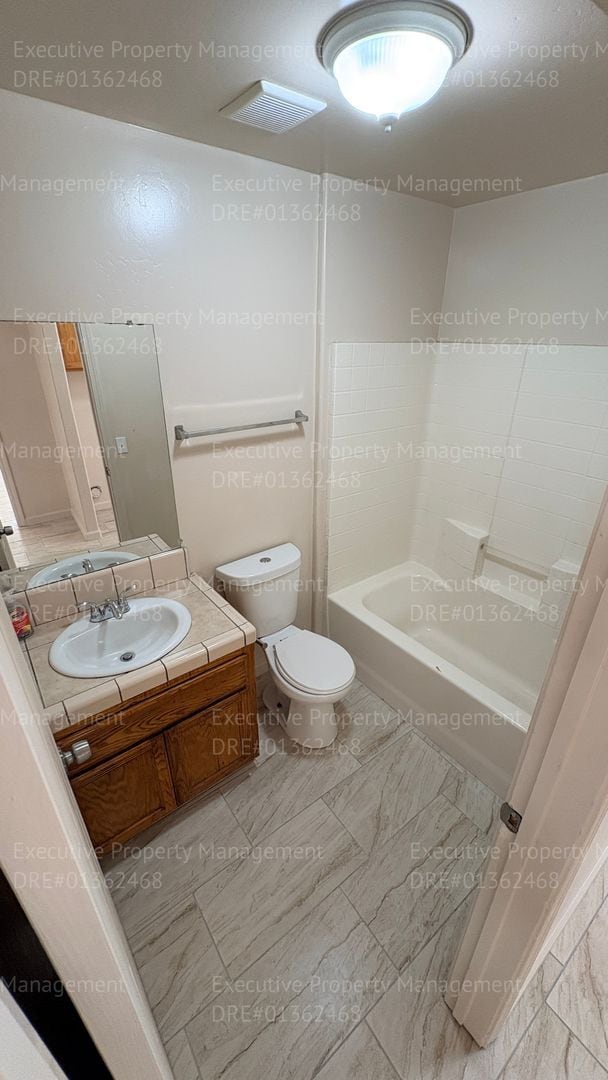 Building Photo - 3 bedroom/ 2 bathroom apartment