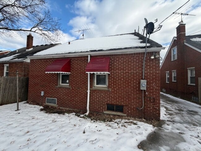 Building Photo - Charming 3 bedroom house for lease in Nice area Call 313-429-3244 KPM Detroit