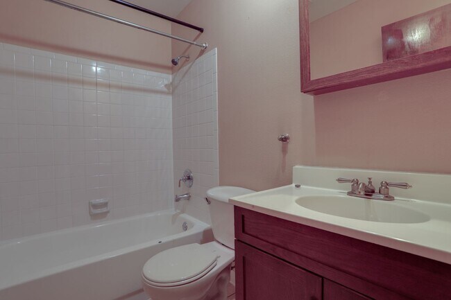 Building Photo - 492 Tamarack St