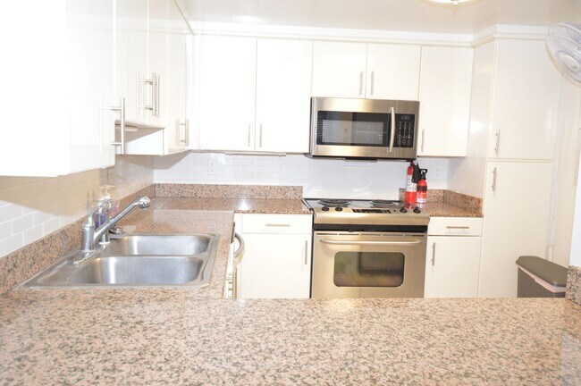 Building Photo - Fountain at Makiki - 3 bedroom, 2 bath con...