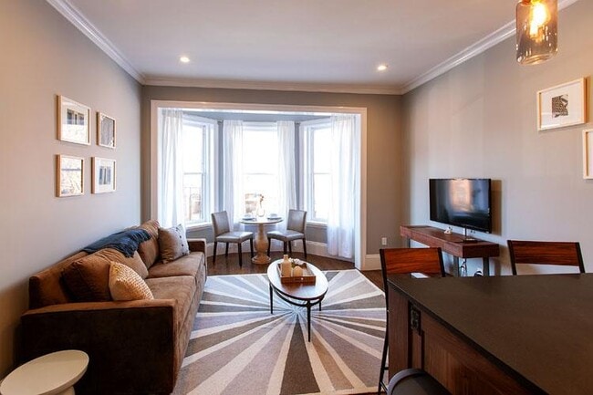 Building Photo - 304 Newbury St