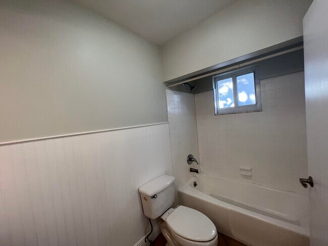 Building Photo - 540 S Manor Dr