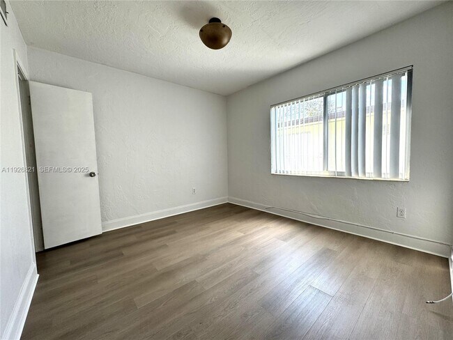 Building Photo - 261 Hibiscus Dr